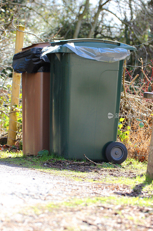 棕色/绿色有轮子的垃圾桶/垃圾桶，可回收废物